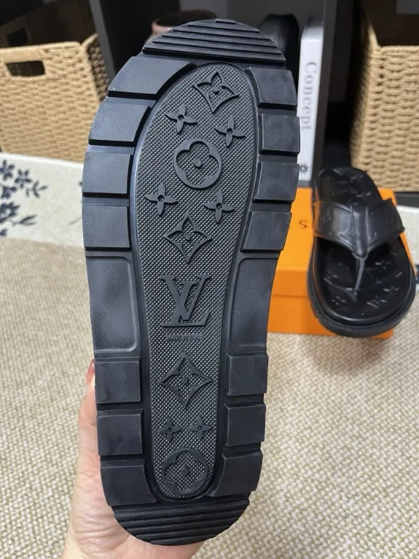 P270🏆Louis Vuitton 🏆[Louis Vuitton] Spring/Summer 2025 [Men's Flip Flops] 🎯🎯As an active family in the fashion industry ⭐ Lv is characterized by bold innovation ⚡Create this casual business style for Chinese fashionable men ✨The fabric is made of imported high-grade cowhide 🔥 Clean and neat ⚡Fashionable and elegant🌹Breathable, sweat-absorbent and deodorant👈So luxurious, high-end and domineering. 👍Must be sold if you repost the picture. Number of yards: 38--46. Color: 🎉 For large quantities. Welcome to repost.